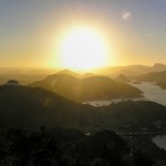 O pôr do sol e a baía de Vitória